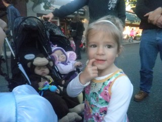 Hazel and her future boyfriend are in the stroller behind Raven :)